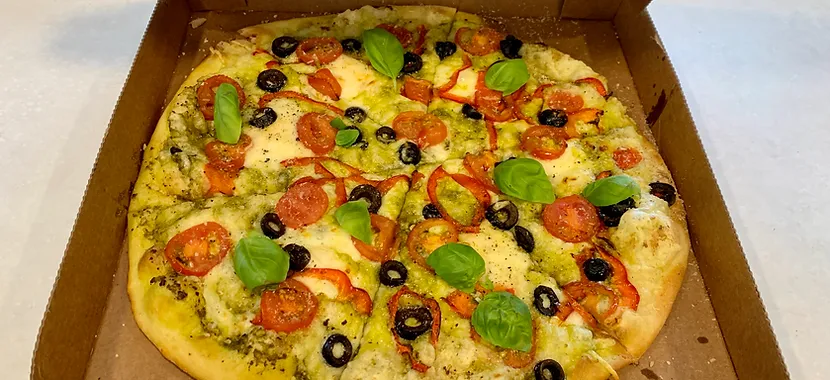 Okkatee Pitsa Basiilikupesto-tomati pitsa